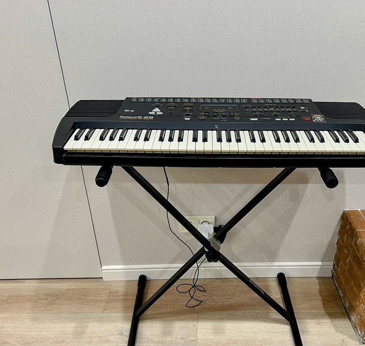 Синтезатор Roland E-28 + стойка. Оригинал. Исправный