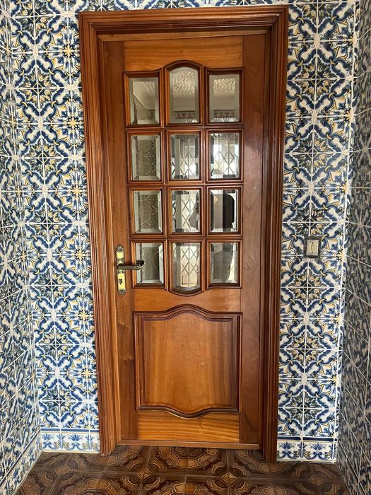 Porta de interior em madeira maciça