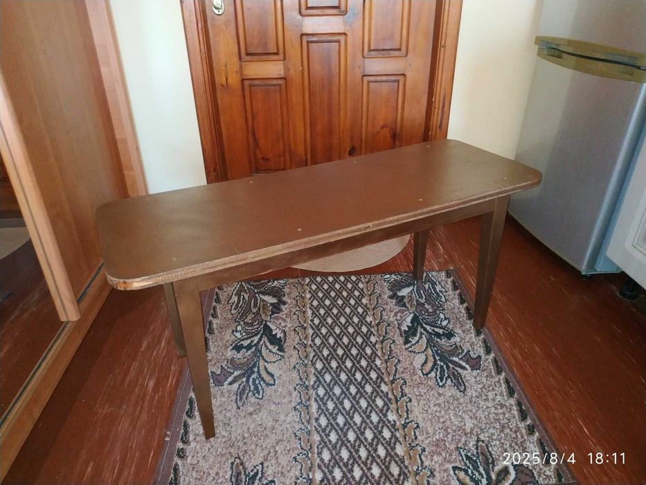 Столик невеликий, кофейный столик, стол