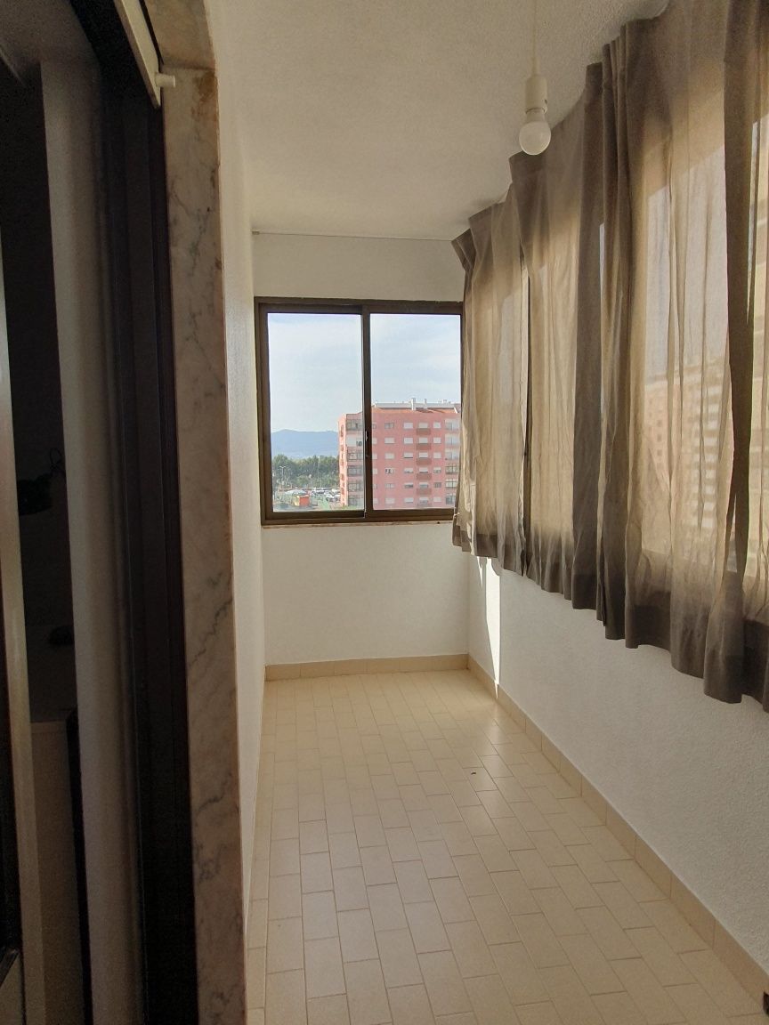 Aluga-se quarto muito espaçoso e com varanda fechada - São Mar