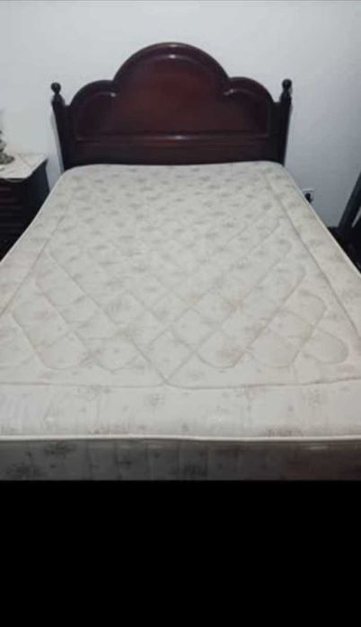 Cama+mesinha cabeceira+espelho