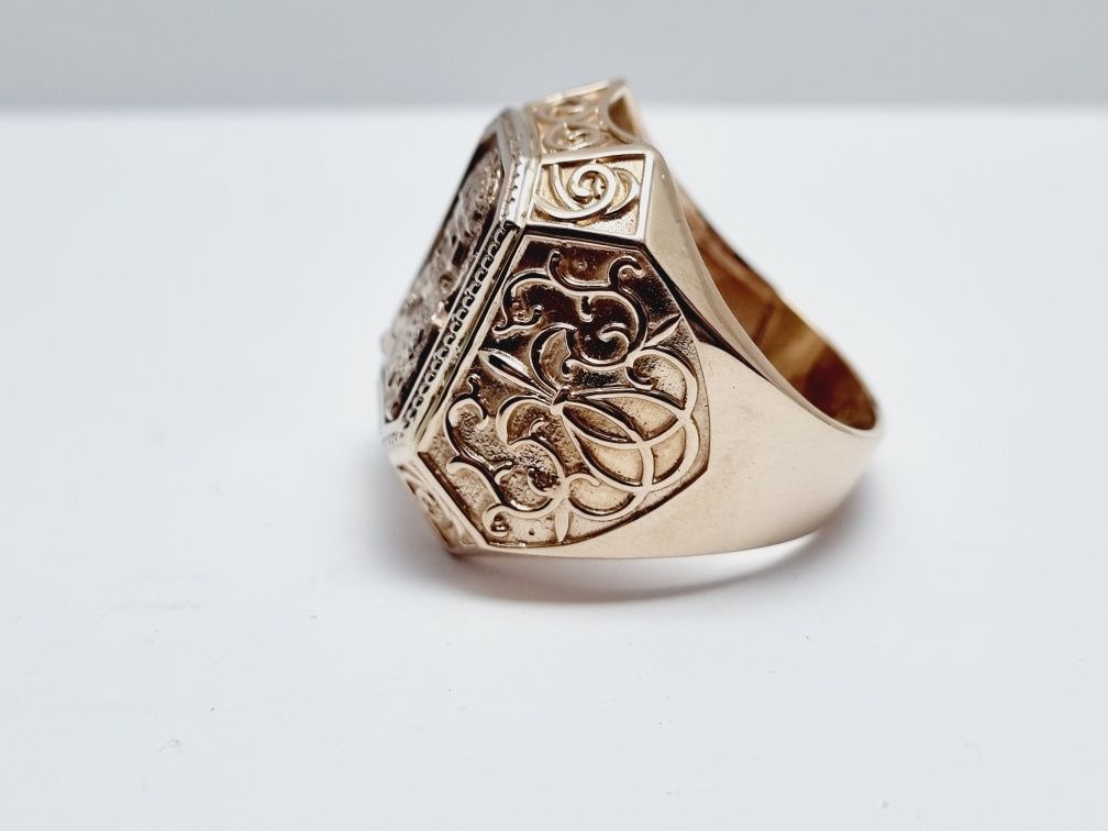 Золотая печатка перстень