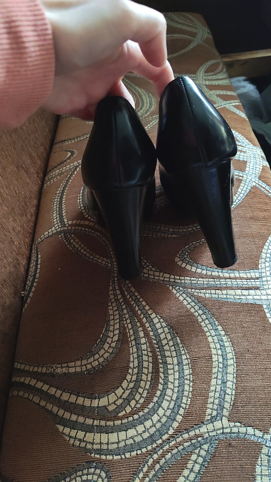 Туфлі 36  та 37 розміру  чорного кольору