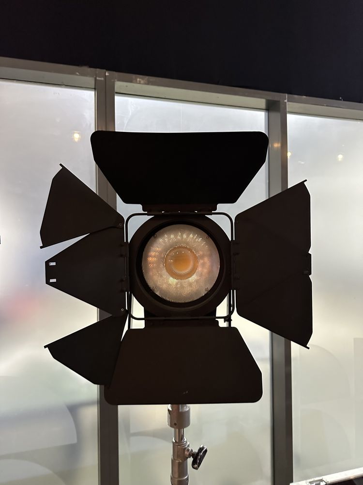 lampy led fresnel Rayzr 7 300w z bateria siwtlo filmowe jak arri