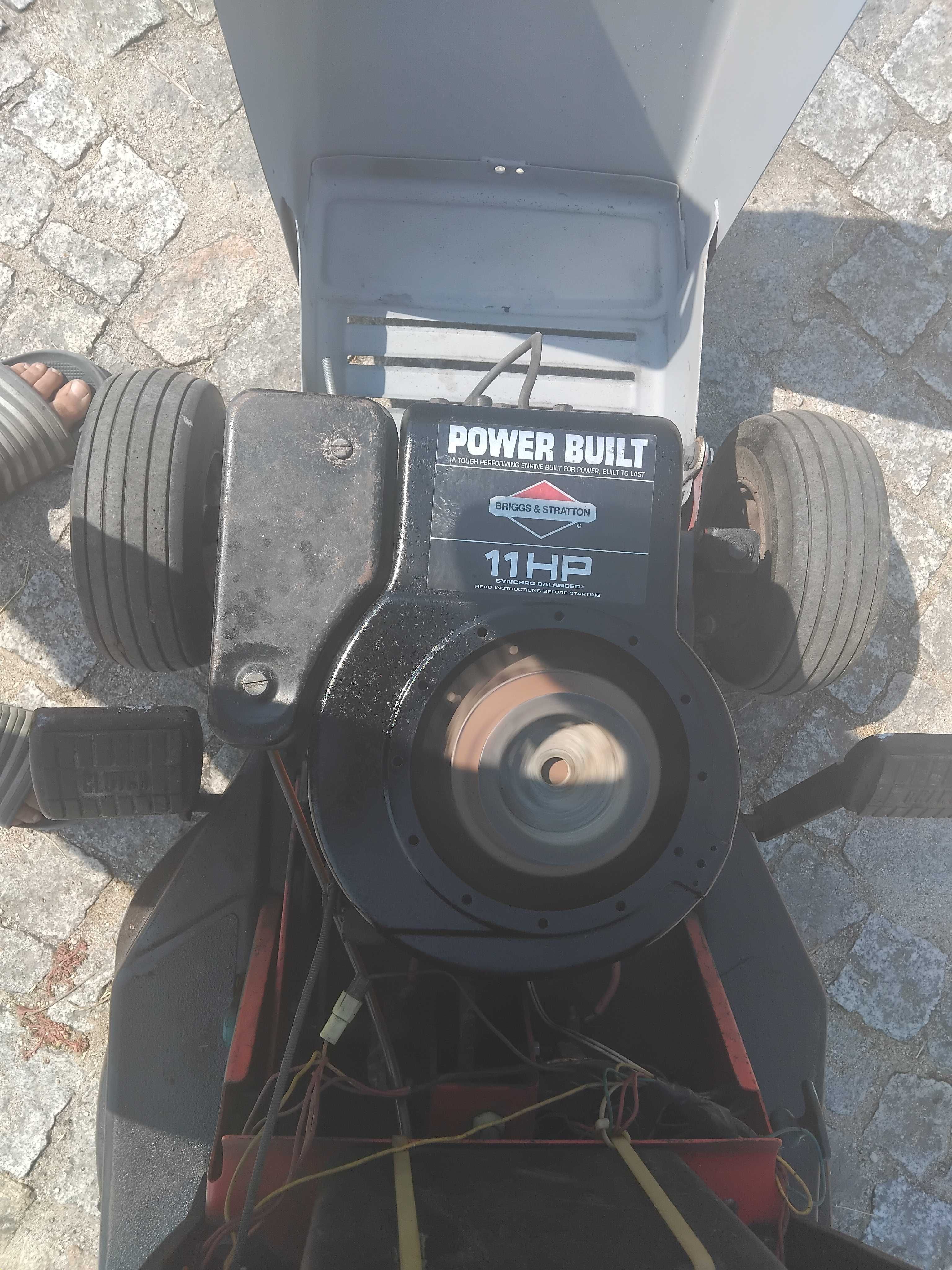Trator corta relva