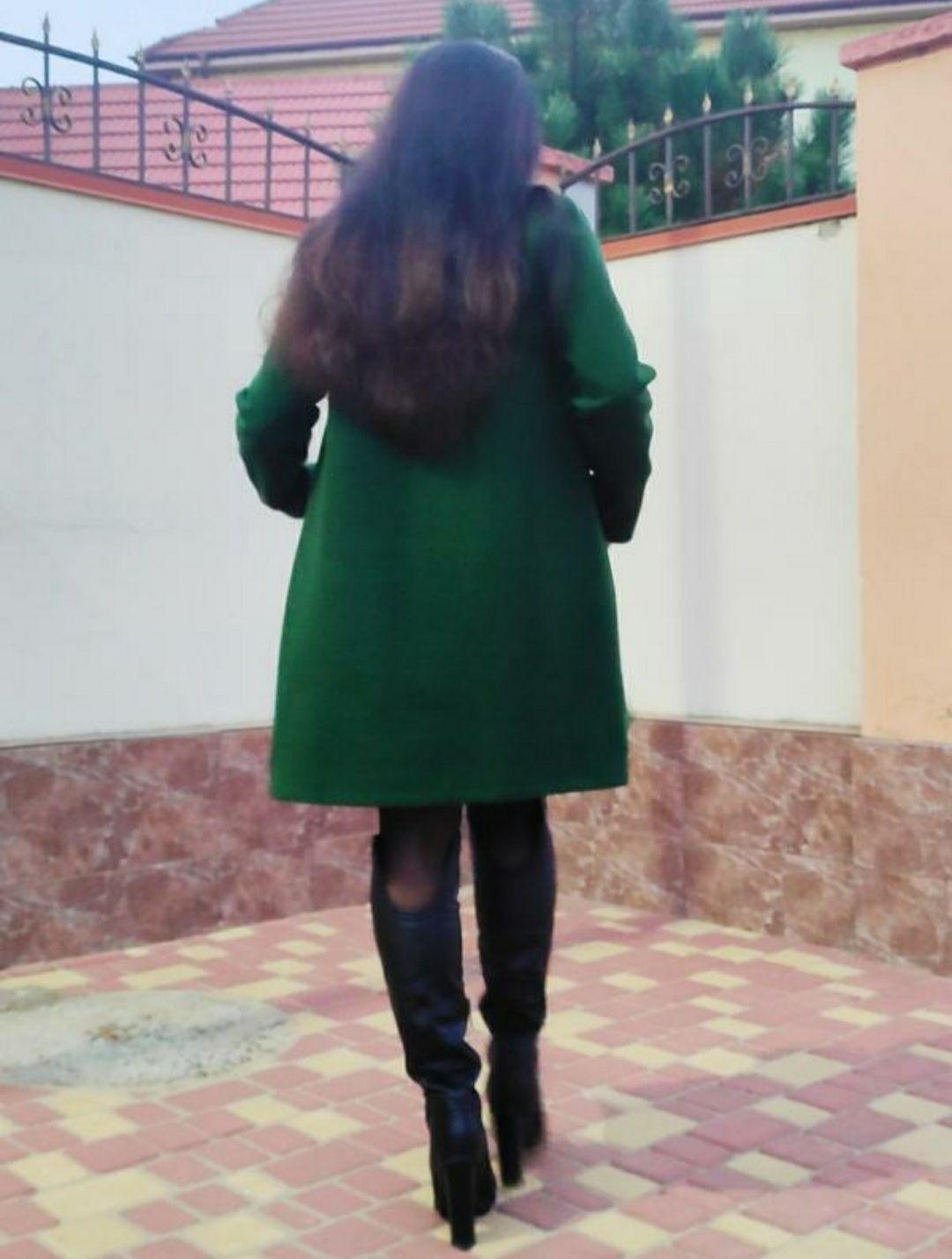 Пальто бутылочного цвета зеленый