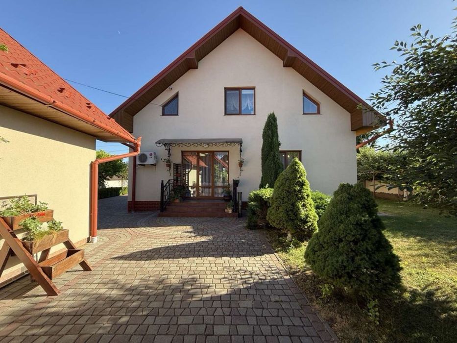 Продам добротний цегляний будинок.