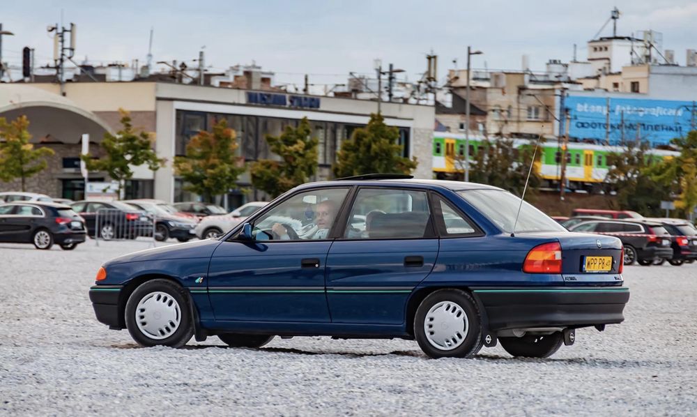Opel Astra F sedan  1.4 8v stan idealny, żólte tablice ZABYTEK
