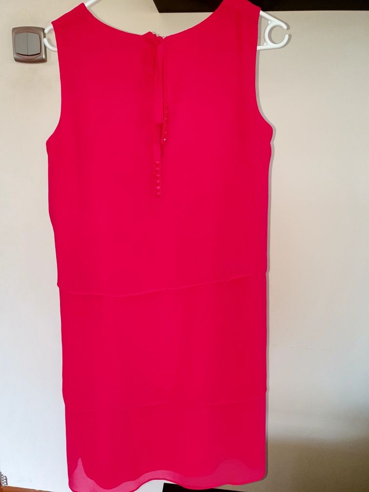 Sukienka odcienie różowego koloru krótka bez rękawów Monnari