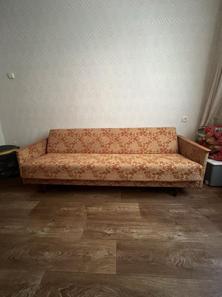 Диван. 1 тыс гривен. Б/ У старенький. Самовывоз. Находится на Фонтане