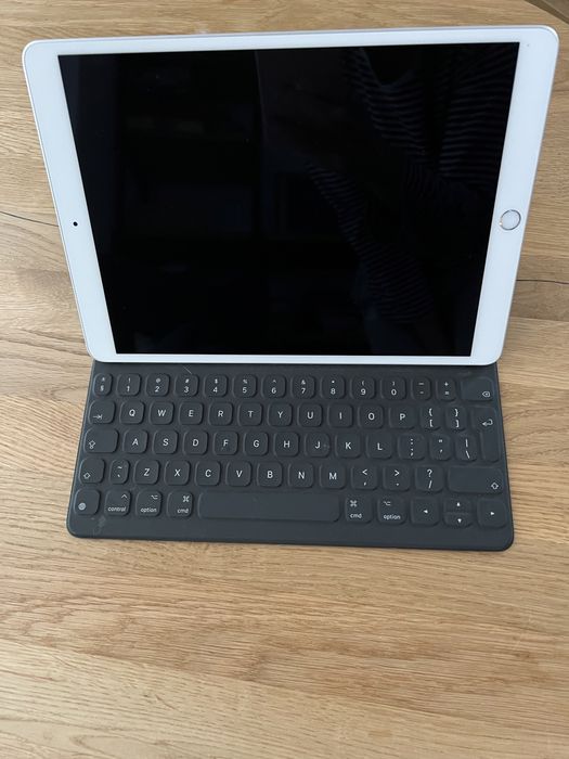 Apple iPad Air 10,5 cala, 256gb + Etui z klawiaturą