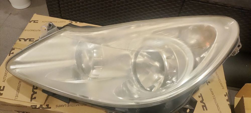 Leflektor lewy przód Opel Corsa D 2008r używany