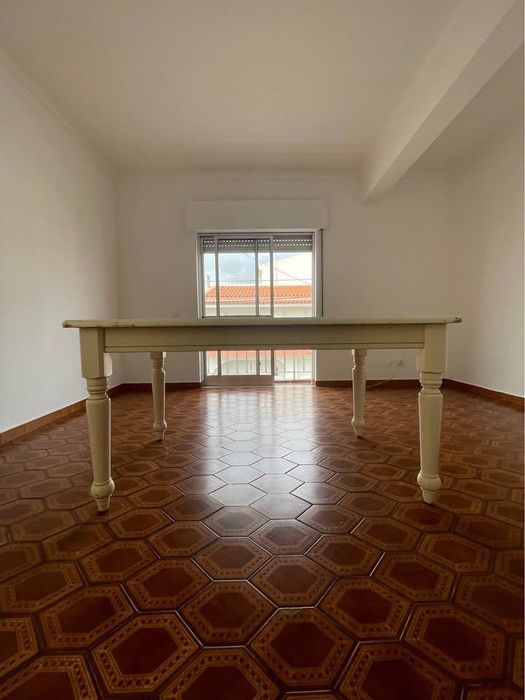 Mesa branca de madeira