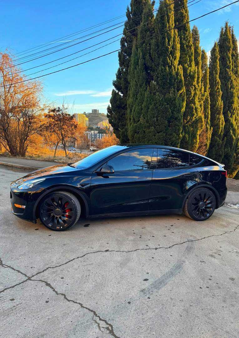 Tesla Model Y 2022 рік