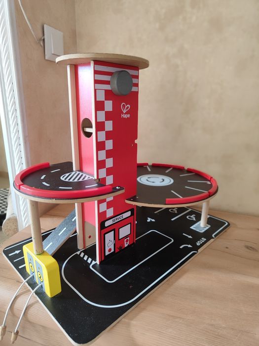 Дерев'яний гараж, паркінг Hape з ліфтом(є нюанси)