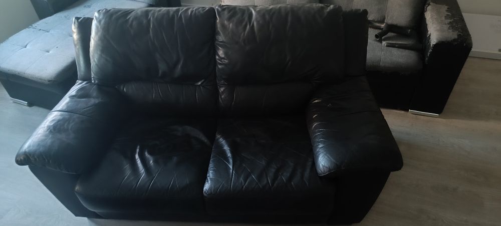 Sofá cabedal preto