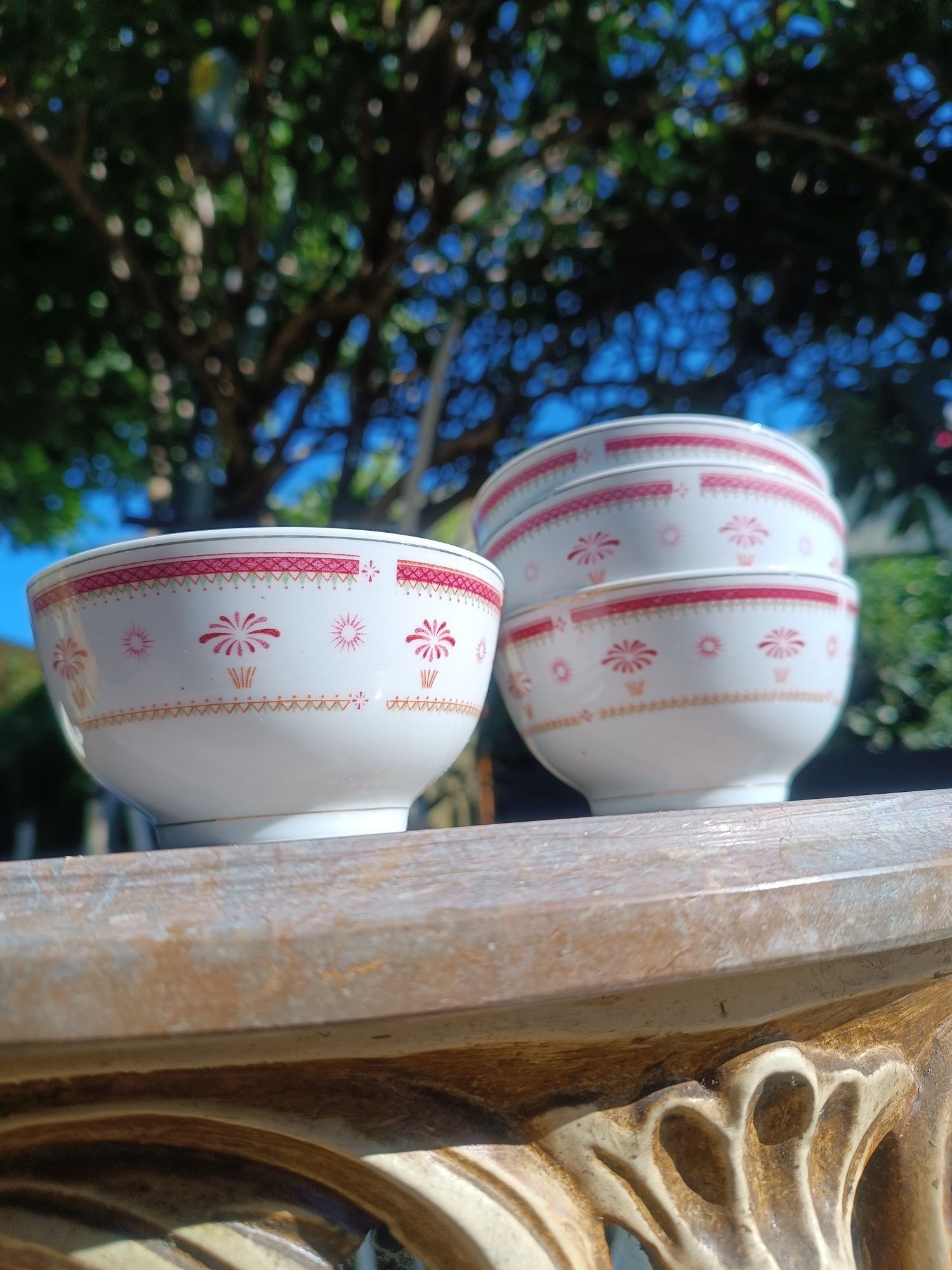 Quatro tigelas pequenas, vintage