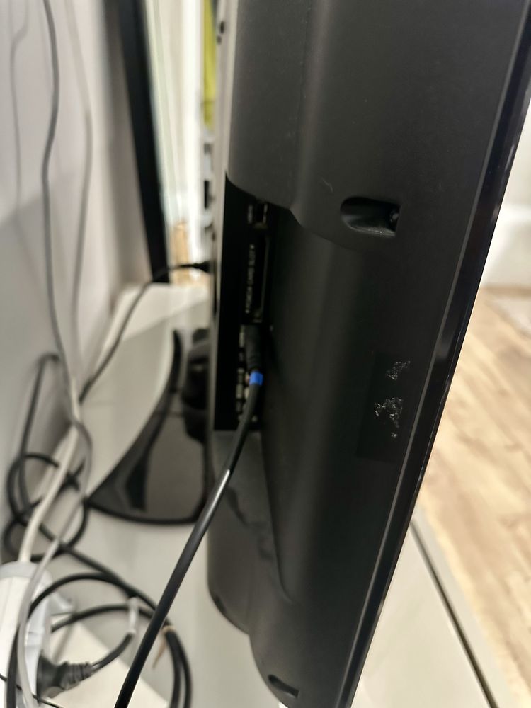 TV LCD 42” marca LG - com base giratória - Otimo estado