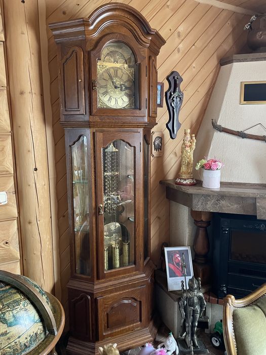 Zegar podłogowy typu Grandfather Clock z tarczą faz księżyca