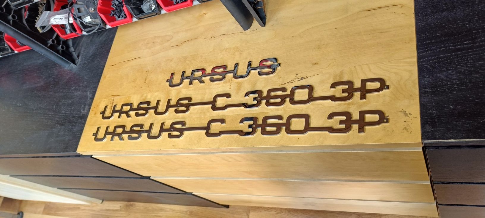 Polerowane napisy na maskę Ursus C-360 3P stal nierdzewna 3mm logo