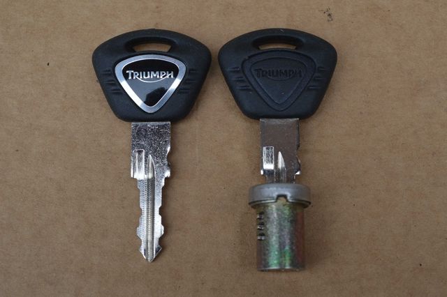 Triumph 800/1050/1200 ZAMEK wkładka kufer klucze