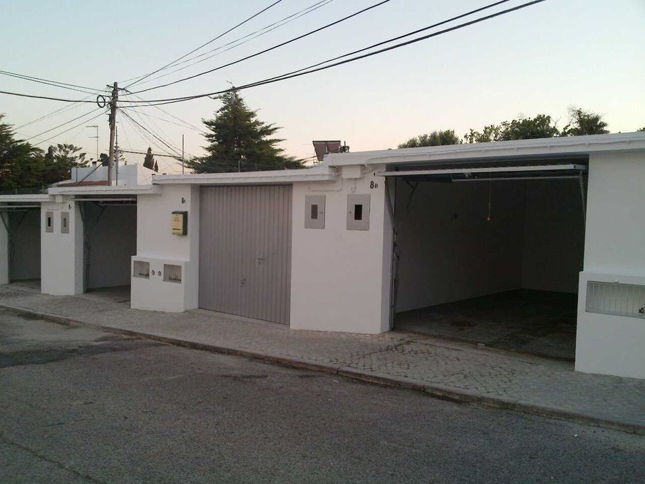 Arrenda-se Garagem Exterior em Areias de S. João - Estroril