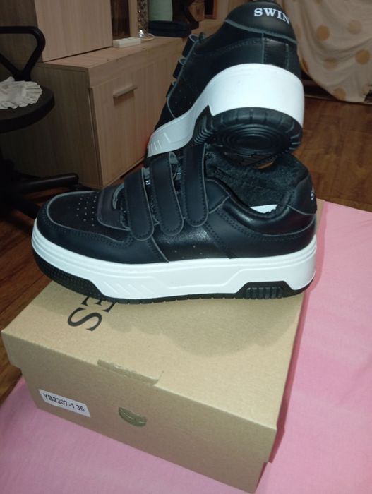 Нові зимові кросівки