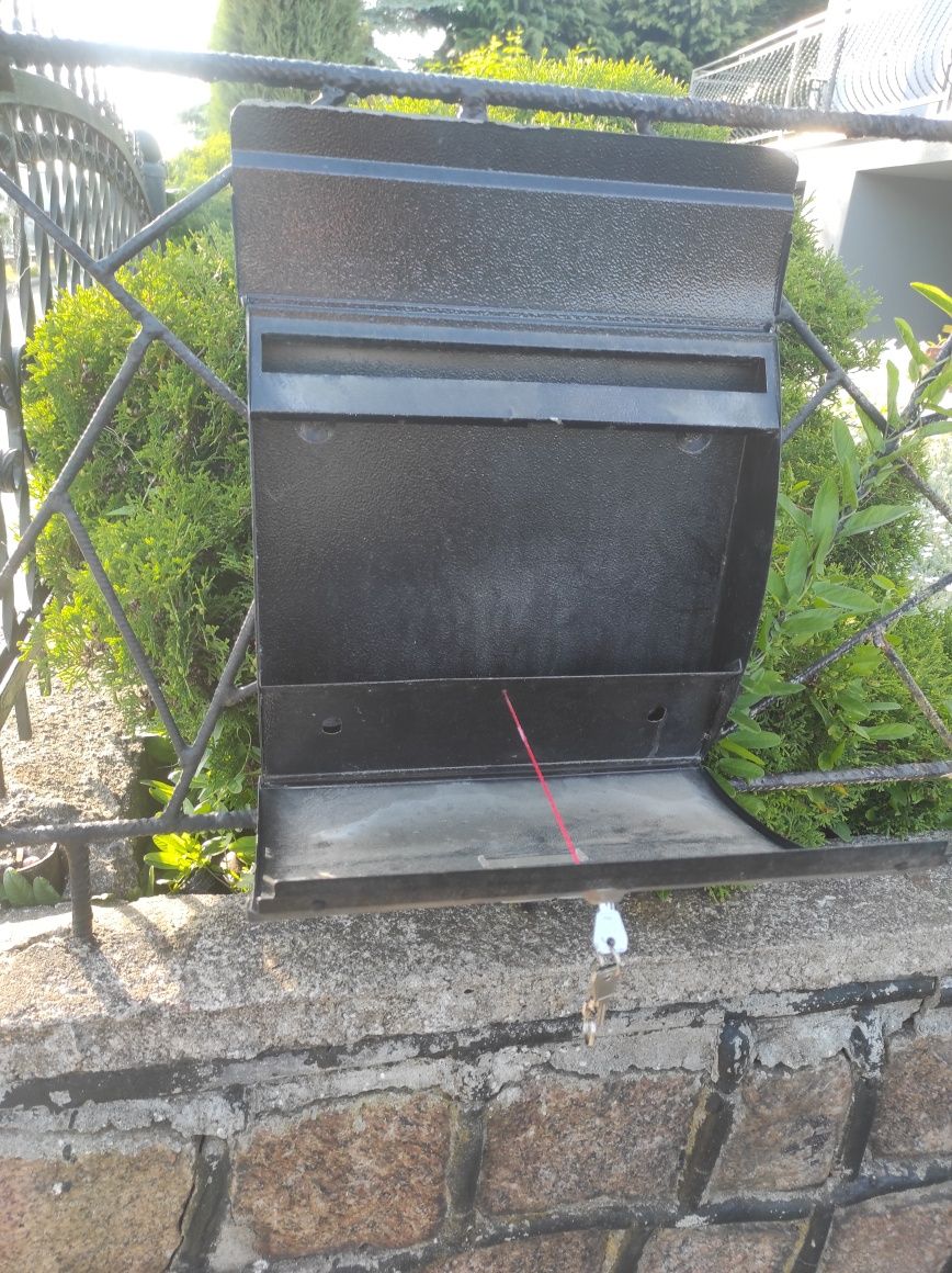 Solidna metalowa skrzynka na listy