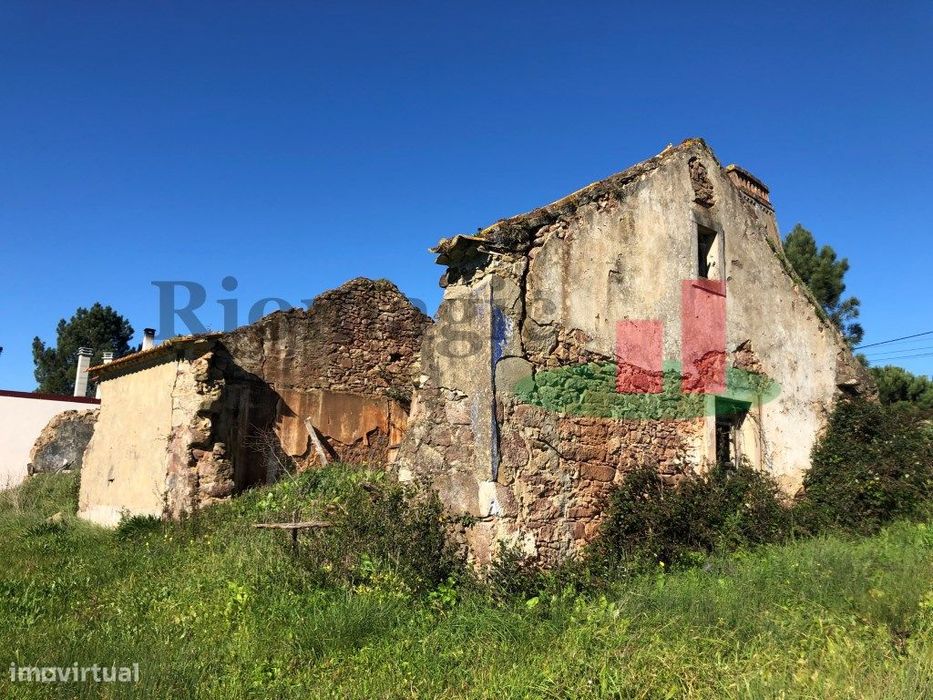 Moradia V4 para Reabilitação em Alvorninha - Caldas da Rainha