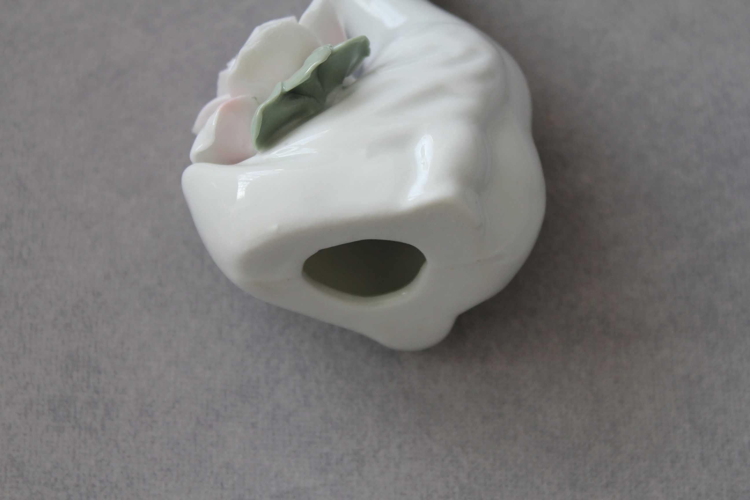 Mała biała ceramiczna kaczuszka z kwiatkiem wysokość 7,5 cm
