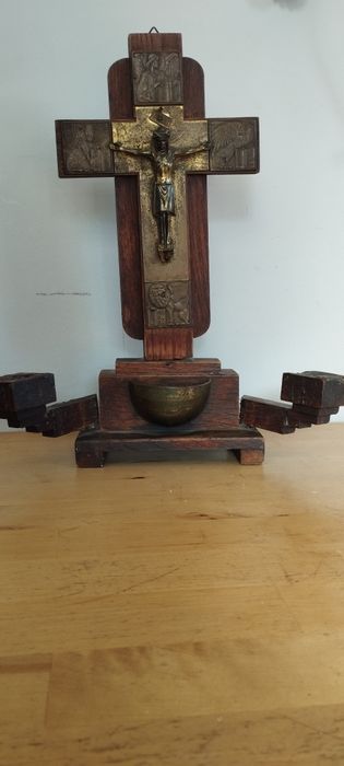 Kolęda.Bardzo stary krzyż drewniany z lichtarzami