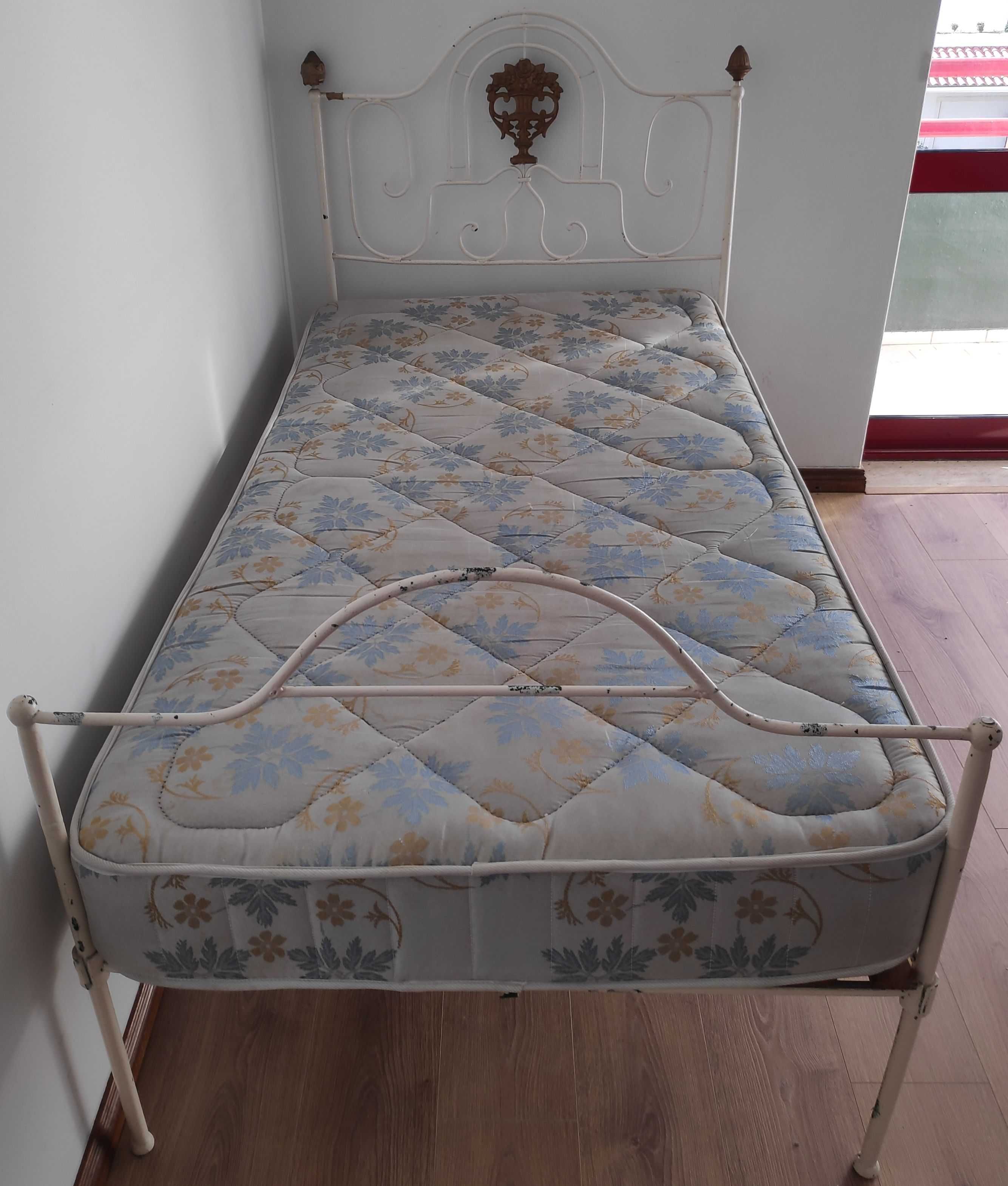 Cama individual em ferro, com colchão
