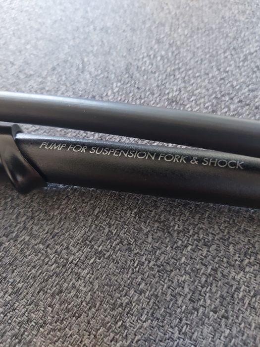 Pompka do amortyzatora rowerowego z manometrem widelec powietrzny MTB