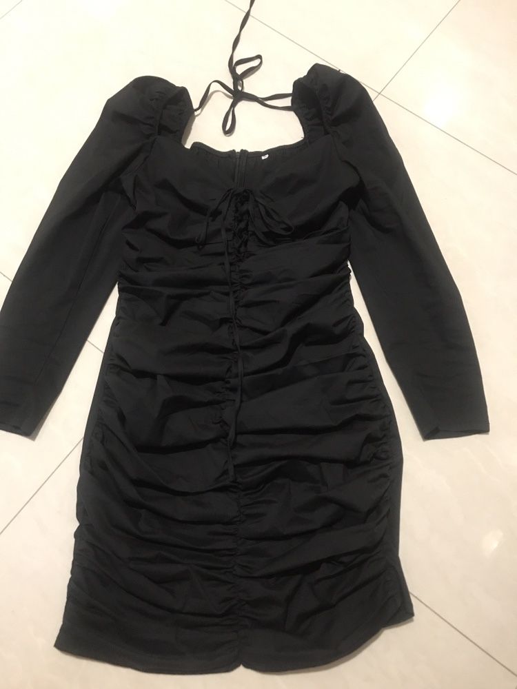 Платье коктельное черное со сборкой нарядное новый год