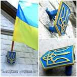 Флагштоки с гербом страны.