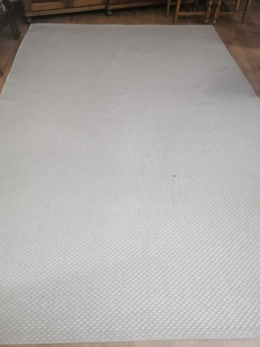 Carpete de sala em bom estado