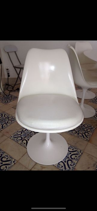 Vintage Saarinen table set with 7 chairs