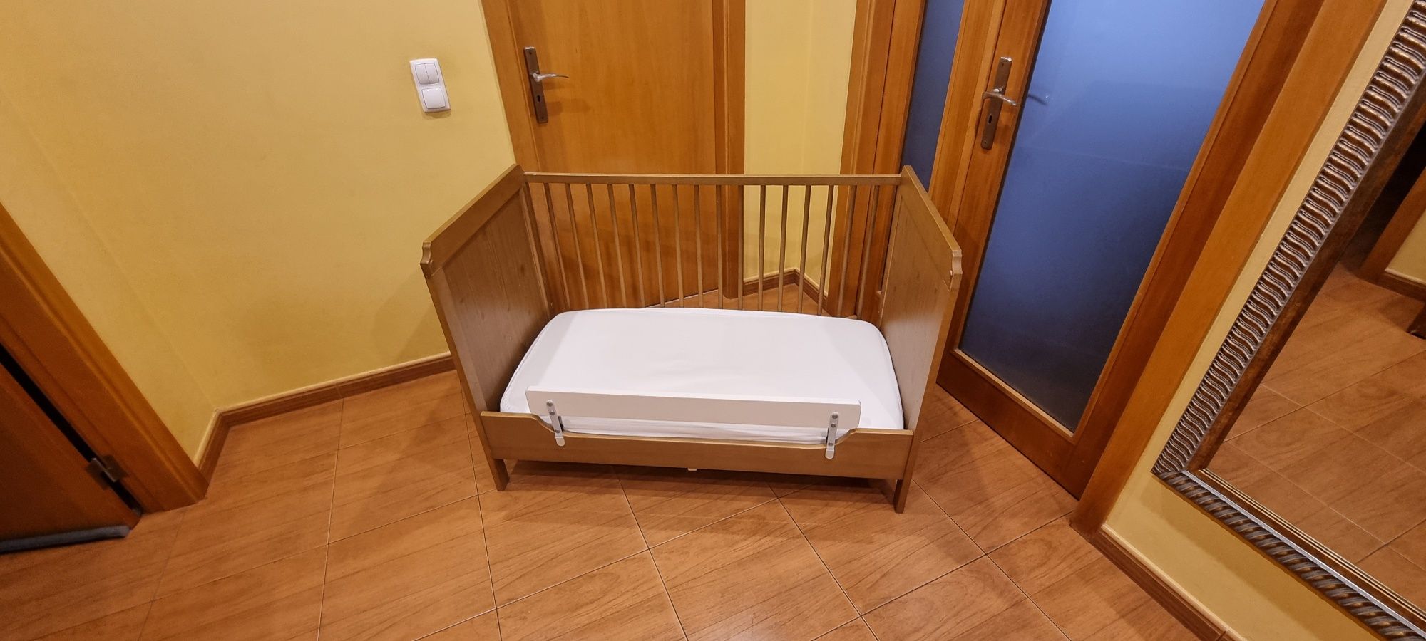 Cama de bebé com colchão