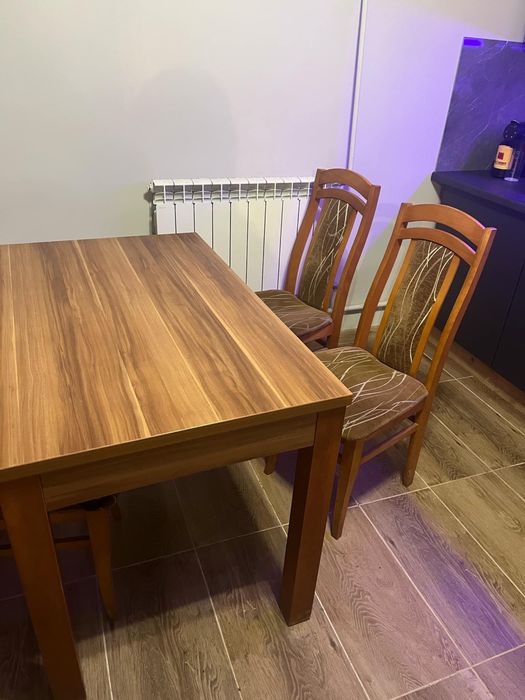 Stół z czterema krzesłami