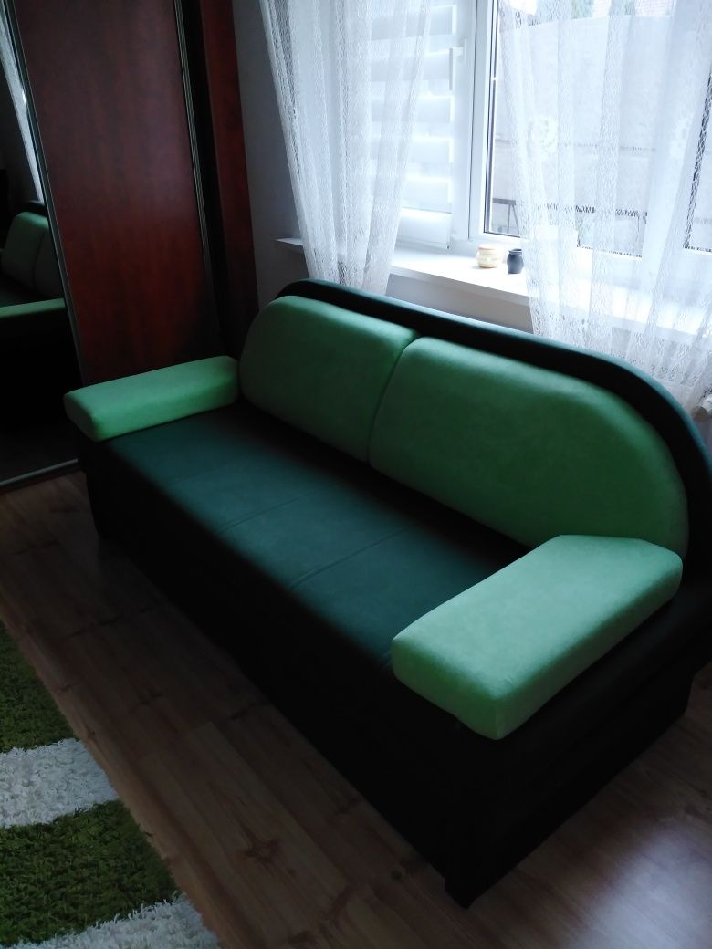 Zielona sofa z funkcją spania