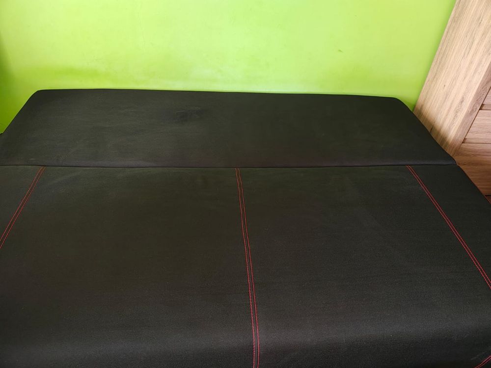 Czarna sofa młodzieżowa ze skrzynią na pościel. Zadbana.