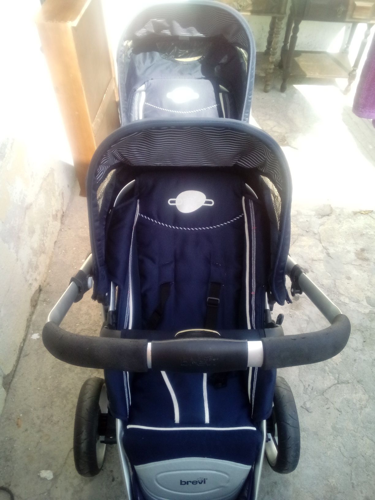 Carrinho de bebé para gémeos da marca brevi azul escuro