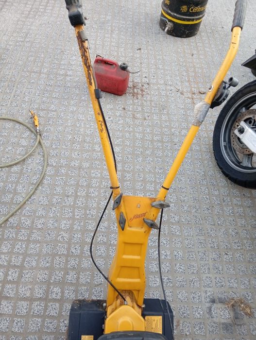 Motoenxada a trabalhar bem