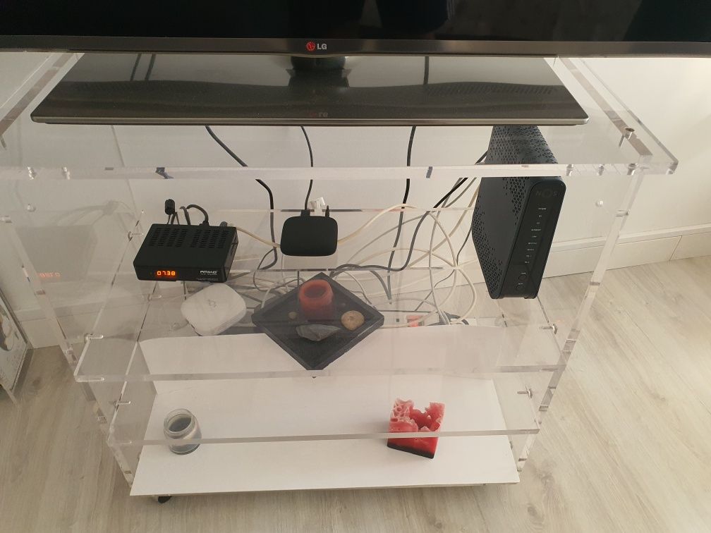 Vendo mesa de Tv em acrilico