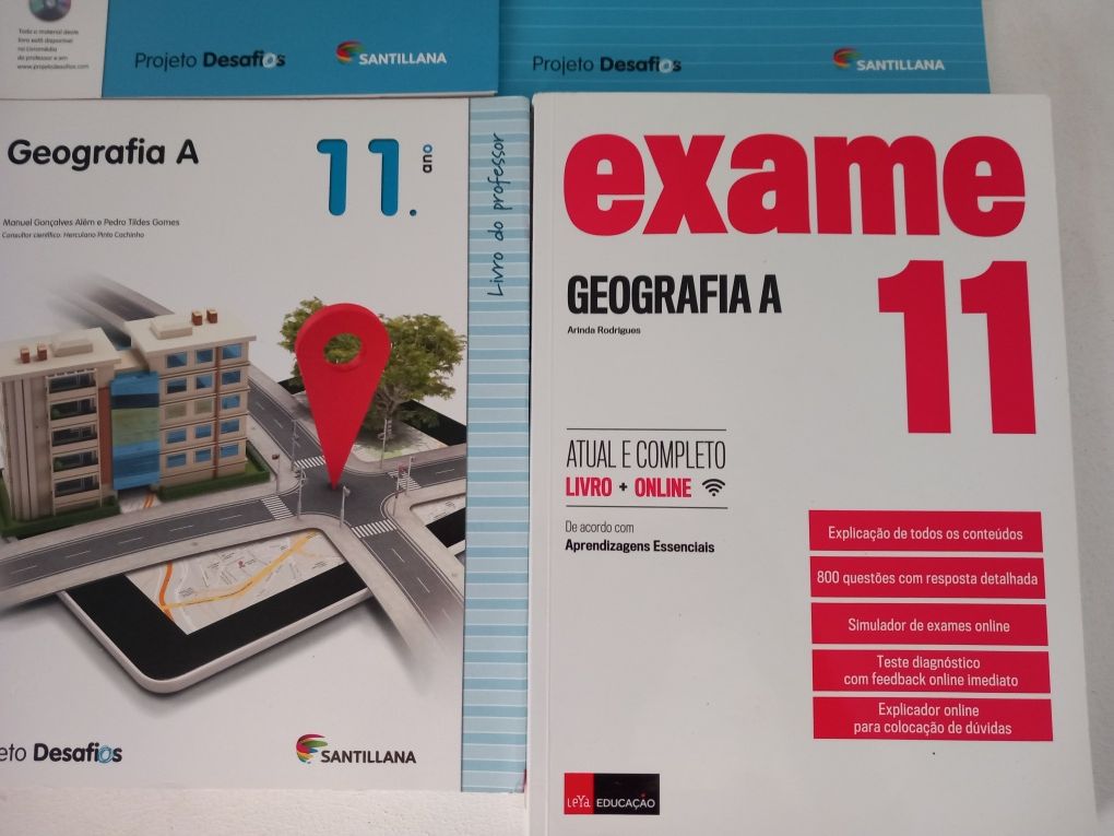 Caderno de atividades e livro para preparar exame