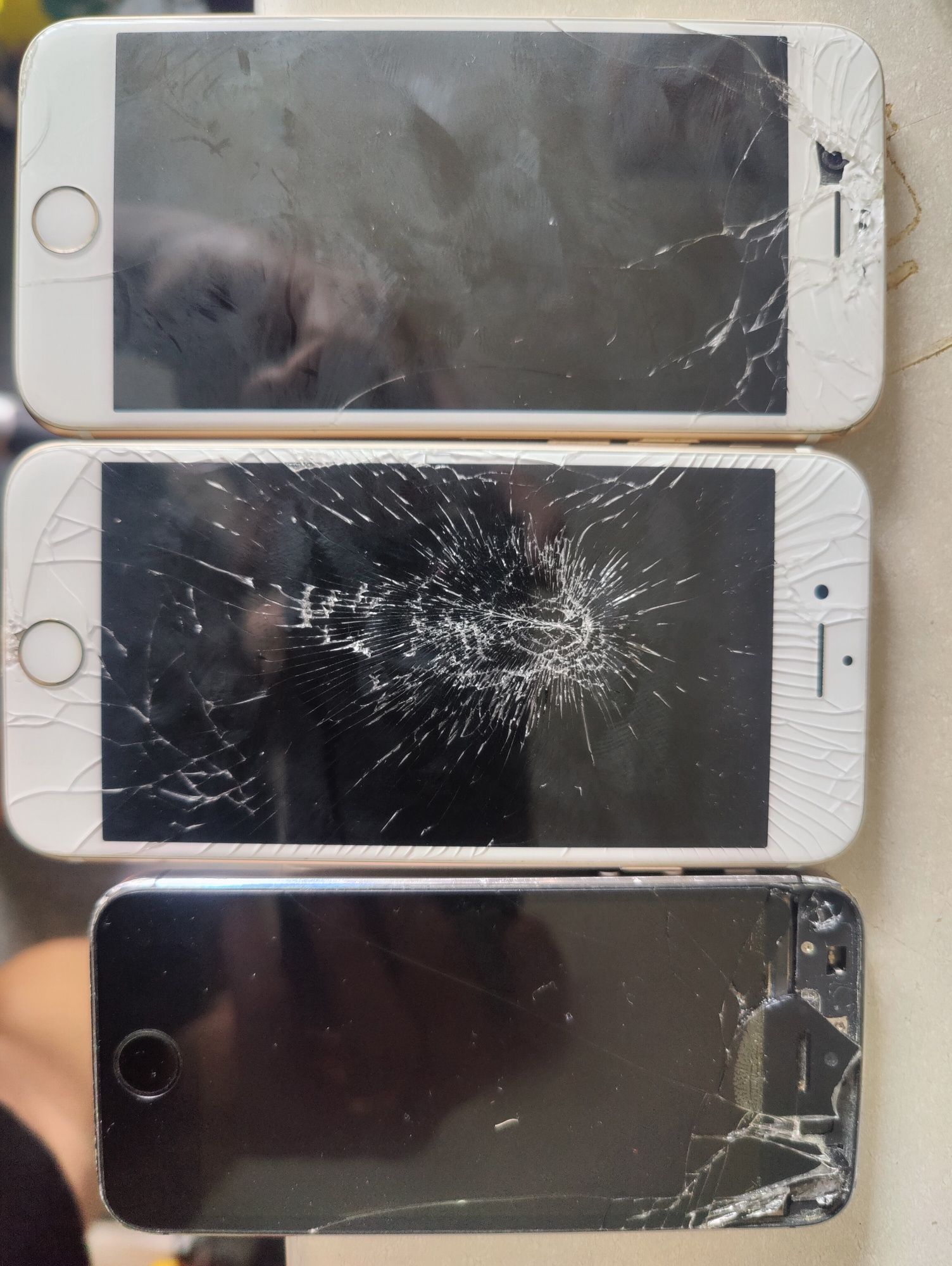 Продам 3 iPhone 5,6,7