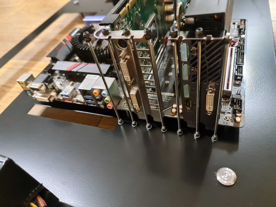 Obudowa H-CASE 1 RAL -  Otwarta obudowa PC, montaż na ścianie