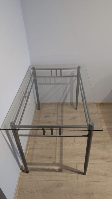 Stół ze szklanym blatem