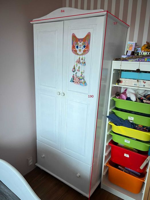 Zestaw białych drewnianych mebli łóżko szafa komody regał stolik