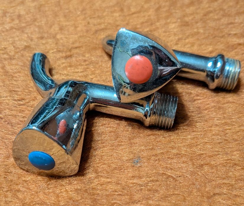 Два монокрани для монтажу зі стіни.